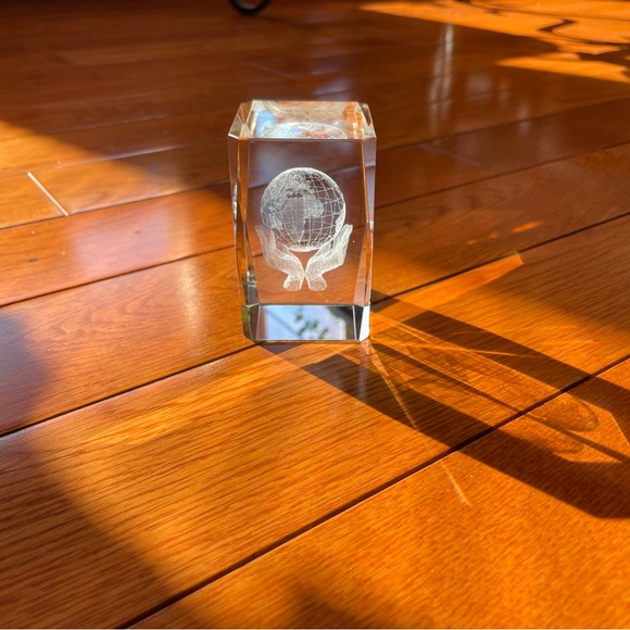 3D LASER ETCHED GLOBE IN HAND PAPERWEIGHT WITH GIFT BOX - Picture 6 of 9